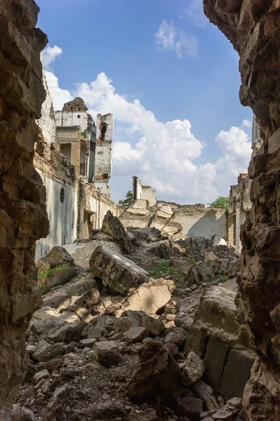 Aşırı büyümüş okul binası terk edilmiş.