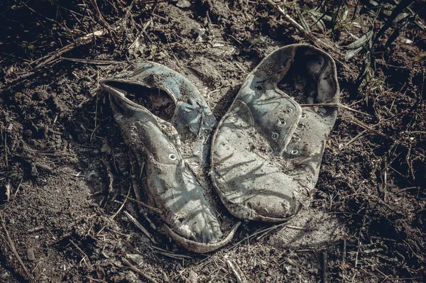 Old Dirty Grey Sneakers Abandoned Ground Toned Style Photo — Stock Photo, Image