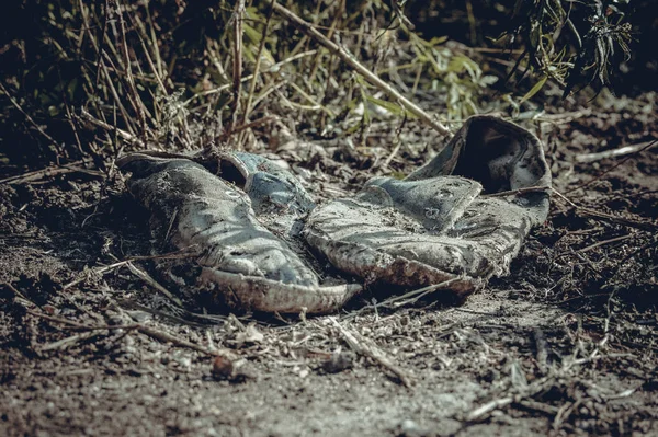 Old Dirty Grey Sneakers Abandoned Ground Toned Style Photo — Stock Photo, Image