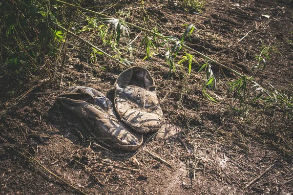 Old Dirty Grey Sneakers Abandoned Ground Toned Style Photo — Stock Photo, Image