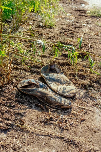 Old Dirty Grey Sneakers Abandoned Ground Toned Style Photo — Stock Photo, Image