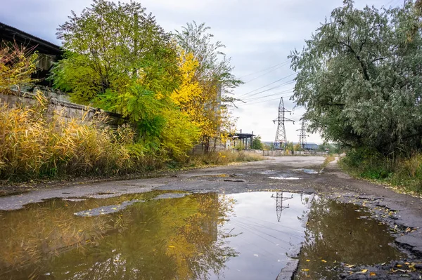 Old Road Pocsolyák Ipari Terület Őszi — Stock Fotó