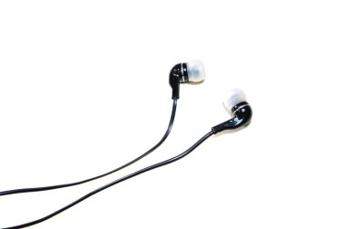 Bir çift veya beyaz bir arka plan üzerinde izole kulaklık. Küçük kulaklıklar müzik için.