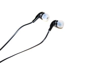 Bir çift veya beyaz bir arka plan üzerinde izole kulaklık. Küçük kulaklıklar müzik için.