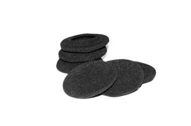 Beyaz bir arka plan üzerinde izole kulak yastıkları