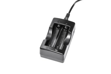 Batarya Charger beyaz arkaplanda izole edildi