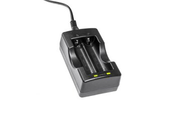 Batarya Charger beyaz arkaplanda izole edildi