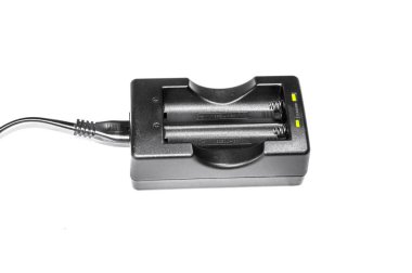 Batarya Charger beyaz arkaplanda izole edildi