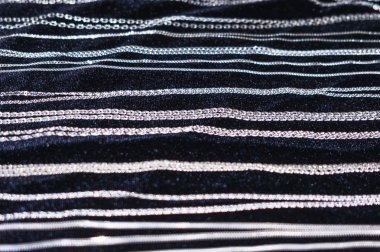 Siyah bir zemin üzerine gümüş zincirler.