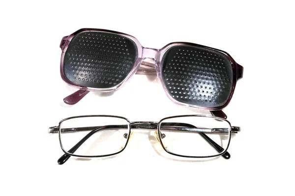 Zwei Verschiedene Brillentypen Isoliert Auf Weißem Hintergrund Lochblende Schwarze Brillen — Stockfoto