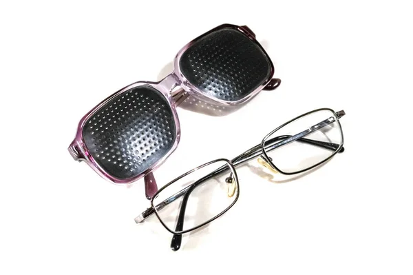 Zwei Verschiedene Brillentypen Isoliert Auf Weißem Hintergrund Lochblende Schwarze Brillen — Stockfoto