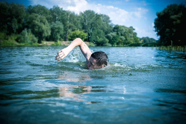 Giovane Che Nuota Nel Fiume — Foto Stock