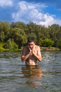 Su yakışıklı bir genç adam portresi