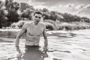 Su yakışıklı bir genç adam portresi. Tek renkli eski stil fotoğraf.