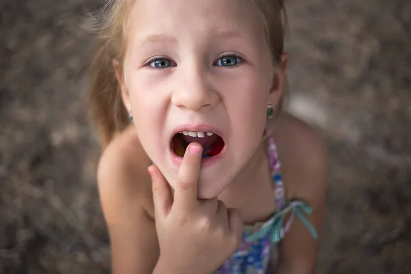 Niña Señala Con Dedo Diente Bebé Tambaleante — Foto de Stock