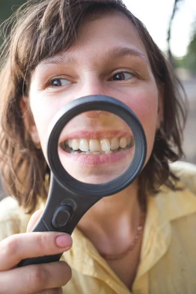 Mulher Com Lupa Mostra Seus Dentes Tortos — Fotografia de Stock