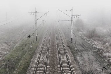 Sonbaharda demiryolunun puslu sabah manzarası. Üst görünüm