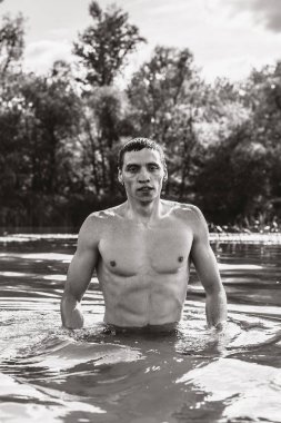 Su yakışıklı bir genç adam portresi. Tek renkli eski stil fotoğraf.