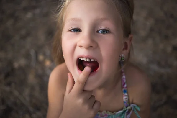 Kleines Mädchen Zeigt Mit Dem Finger Auf Wackeligen Babyzahn — Stockfoto