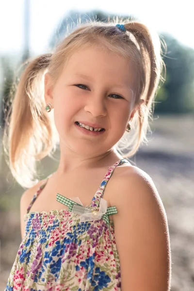 Retrato Uma Menina Com Dente Leite Oscilante — Fotografia de Stock