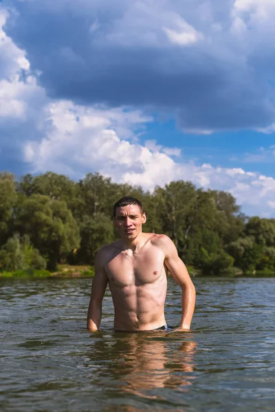 Su yakışıklı bir genç adam portresi