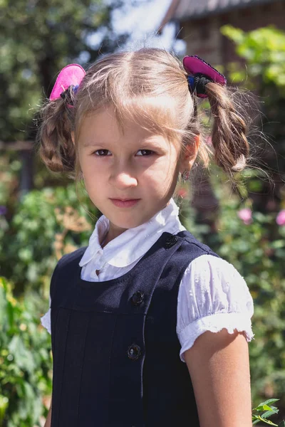 Menina Bonito Jardim Campo — Fotografia de Stock