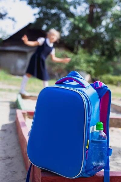 Πίσω Στο Σχολείο Έννοια Ένα Backpack Σχολείο Στο Προσκήνιο Και — Φωτογραφία Αρχείου