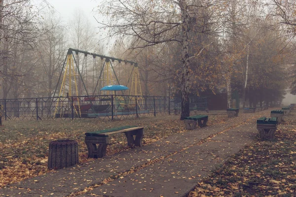 Bänkar Gammal Övergiven Nöjespark Dimmig Höst Morgon — Stockfoto