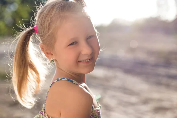 Retrato Una Niña Con Diente Bebé Tambaleante —  Fotos de Stock