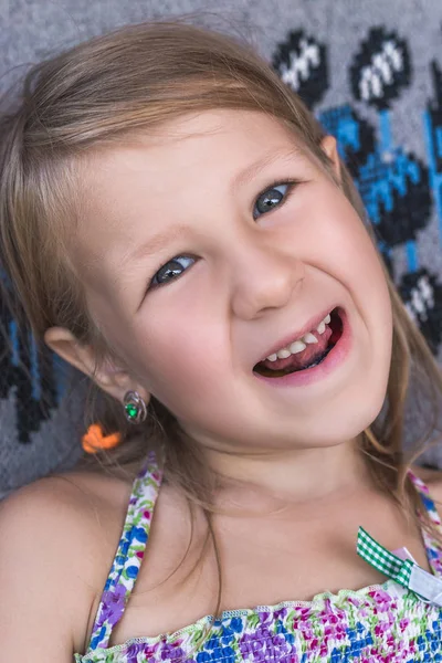 Mléčné zuby vypadly z dítěte. Malá dívka zakolísání volné toot — Stock fotografie