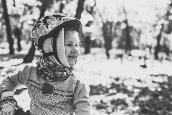 Schattig klein meisje met een fiets in de herfst bos — Stockfoto