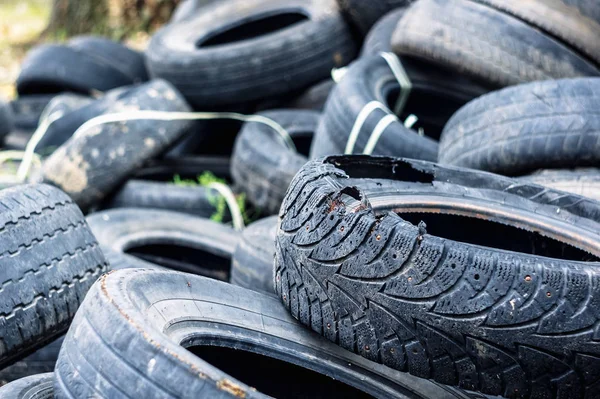 Um monte de pneus velhos de carros usados . — Fotografia de Stock