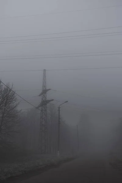 Polo de alto voltaje en la niebla —  Fotos de Stock