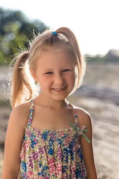 Porträtt av en liten flicka med en vinglig baby tand — Stockfoto
