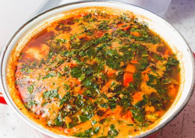 Geleneksel Ukrayna çanağı bir tavada - borsch