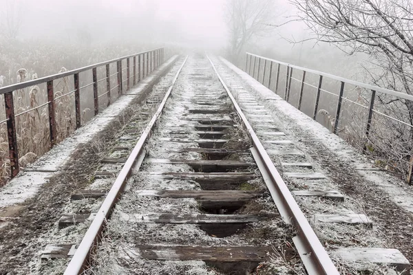 Raylar hoarfrost içinde. Dumanlı sonbahar sabahı. — Stok fotoğraf