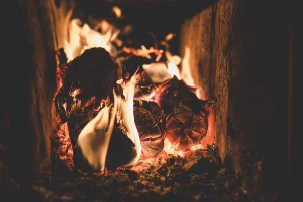 Процесс сжигания древесины в печи — стоковое фото