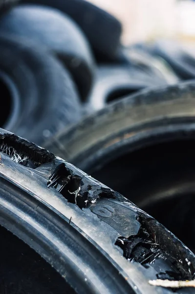 Um monte de pneus velhos de carros usados . — Fotografia de Stock