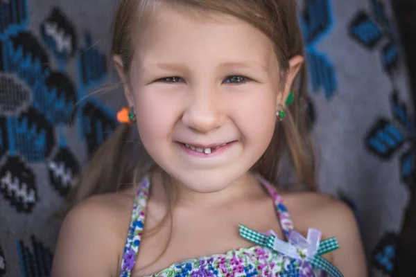 O dente de leite caiu da criança. Menina balançar solto toot — Fotografia de Stock