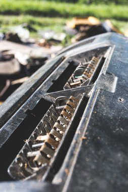 Ormanda çöp Oto parçaları yığını. 