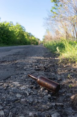 Yol tarafından kahverengi bira şişesi.