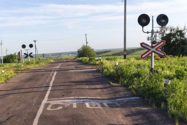 Bahar zamanında eski demiryolu geçişi