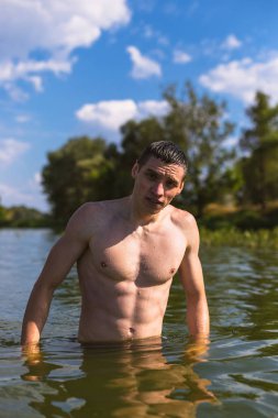 Su yakışıklı bir genç adam portresi.