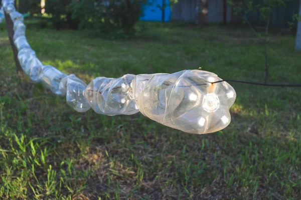Zaun aus alten Plastikflaschen — Stockfoto