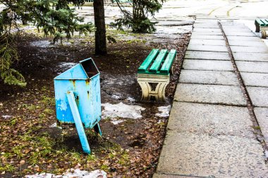 İki bank ve çöp kutusundaki çöp kutusu. Erken ilkbahar, s