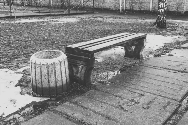 Panchina nel vecchio parco abbandonato. Primavera precoce e terra cov. — Foto Stock