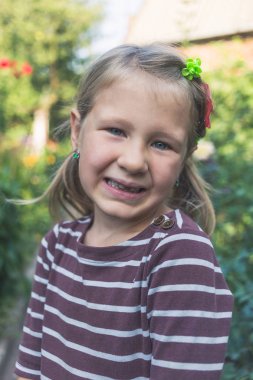 Diş hekimi olan ve tek dişi olmayan bir çocuk.