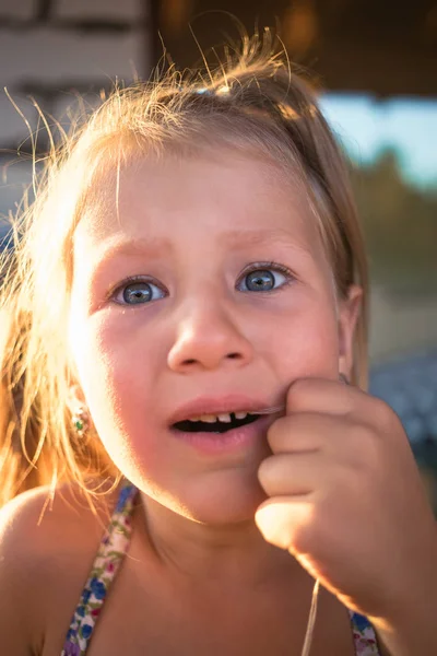 The process of removing a baby tooth using a thread — Stock Photo, Image