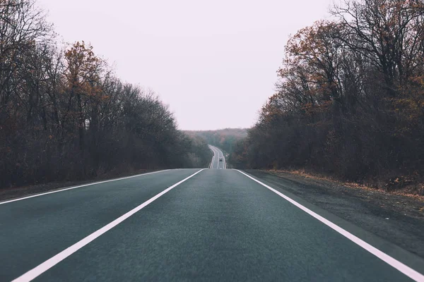 Paisagem rodoviária de outono. Vista do carro. — Fotografia de Stock