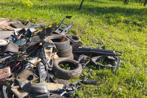 A pile of garbage auto parts in the forest. — Stock Photo, Image
